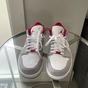 Jordan 1 Low SE Light Smoke Grey Gym Red